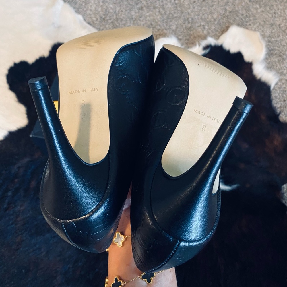 Brand NEW beautiful black Valentino heels. Size 8 purchased from Saks Fifth Ave - Picture 5 of 13
